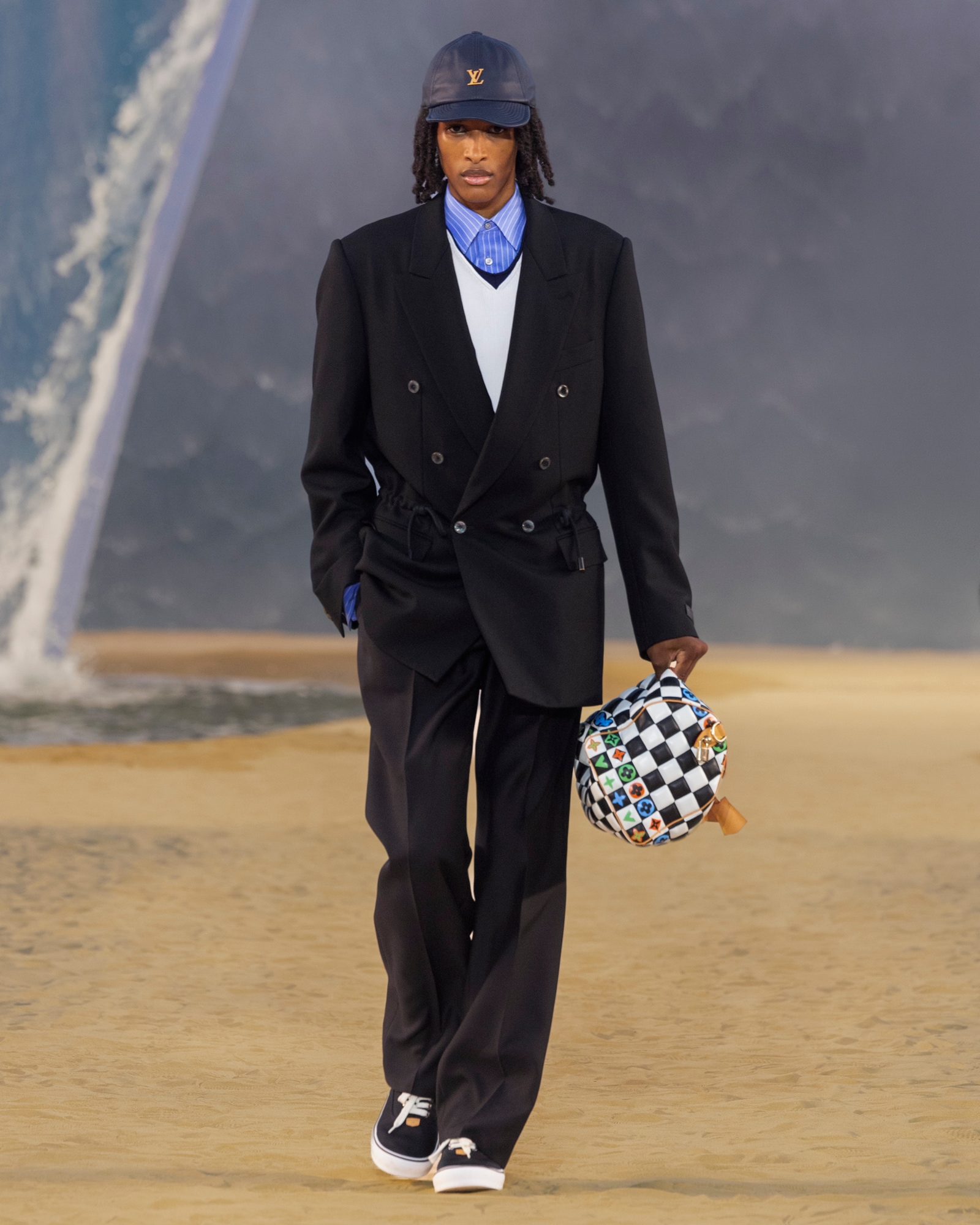 【新品・非売品】Louis Vuitton スーツ モノグラム ポスター Men's Spring-Summer 2027 Show | LOUIS VUITTON