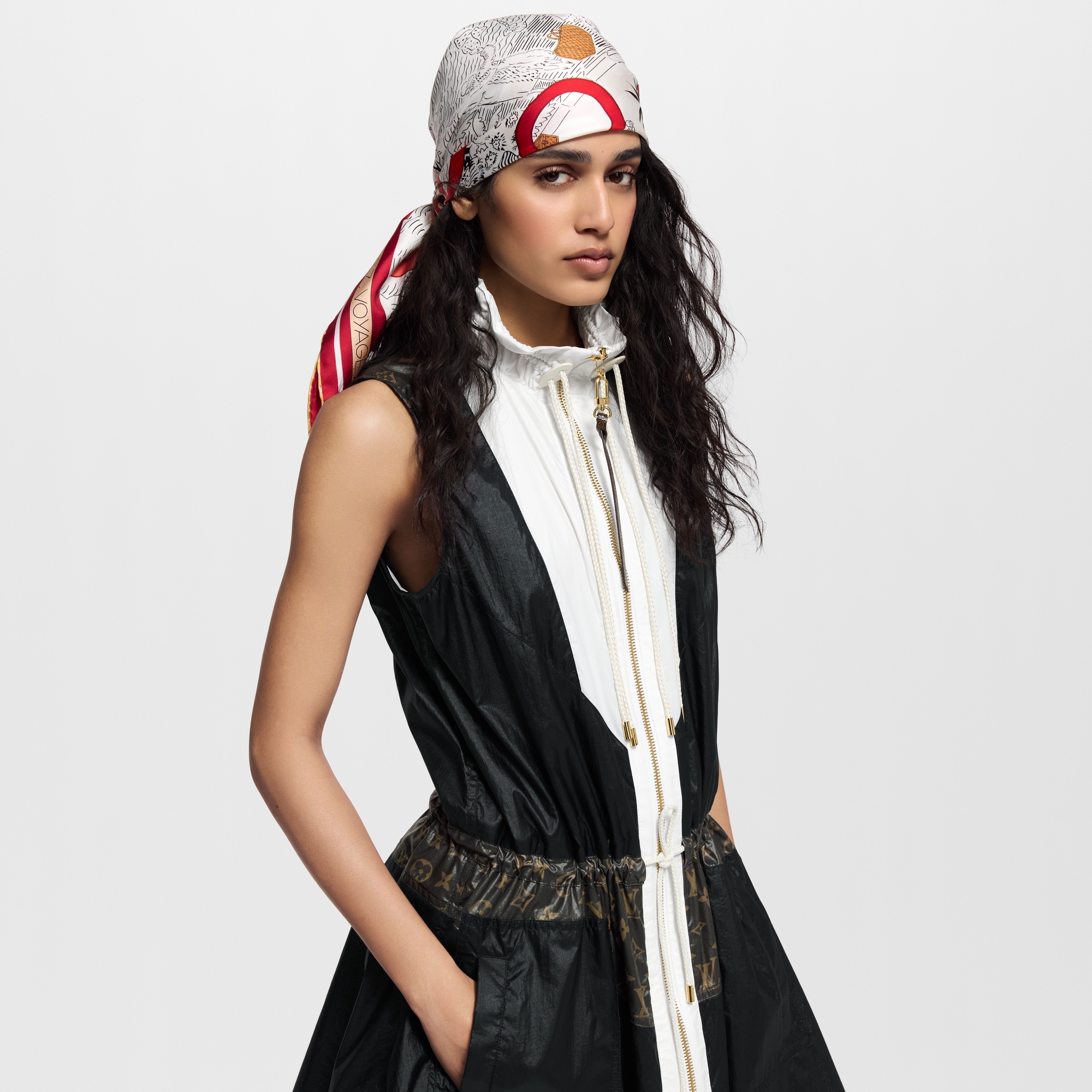 Bon Voyage Square 90 . in Women