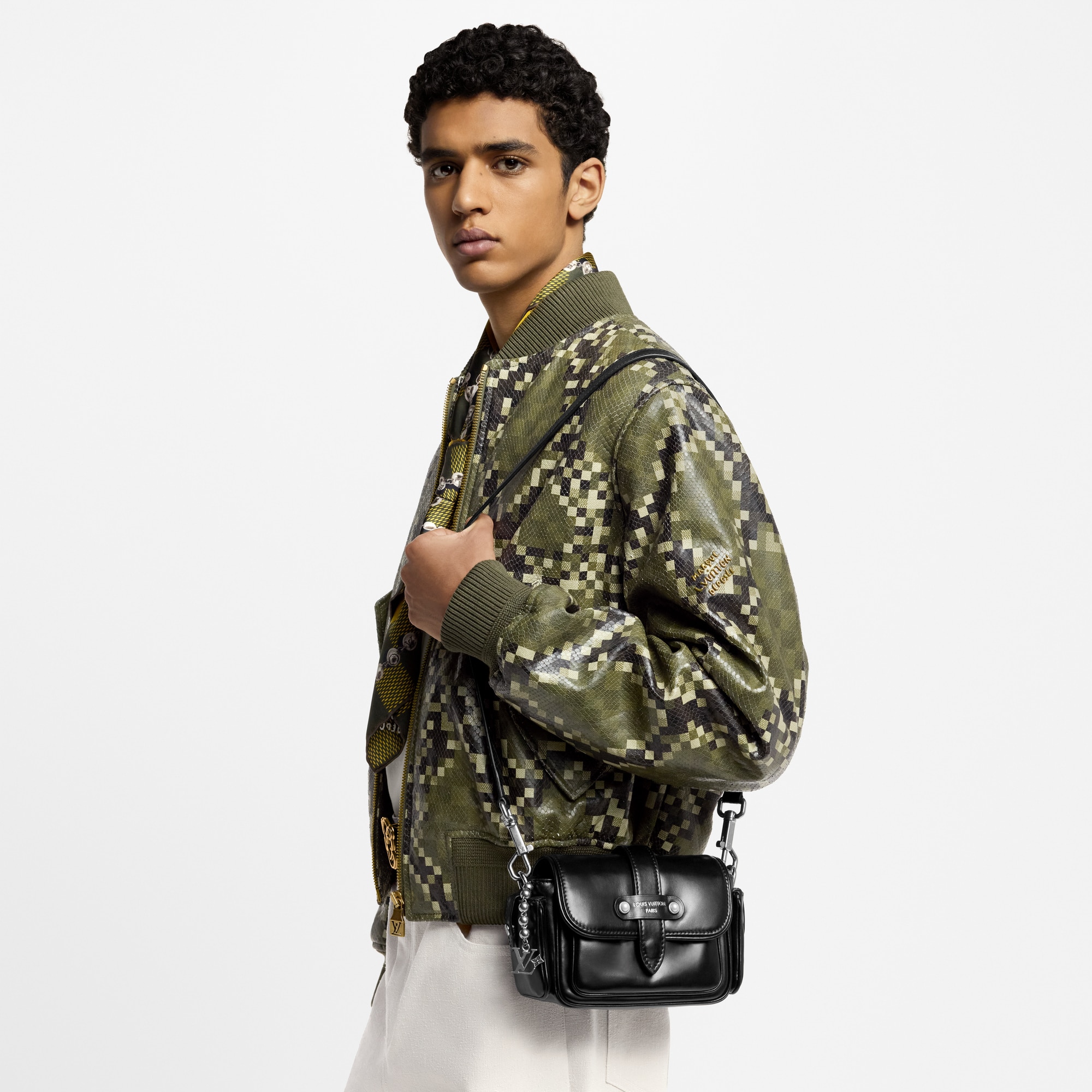 Cargo Wearable Wallet H35 in Men