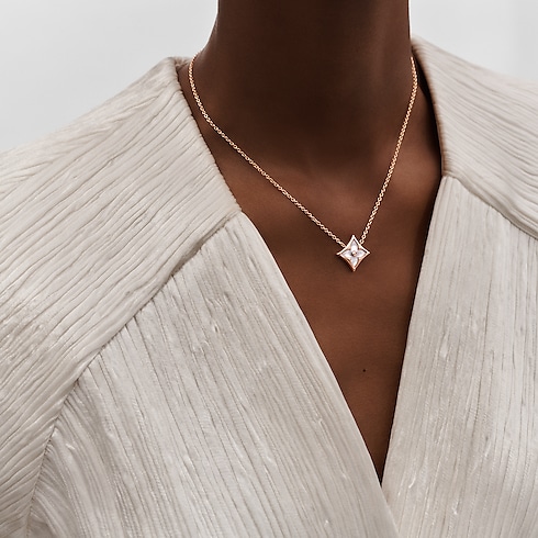 Color Blossom star pendant, pink gold and white mother-of-pearl in Jewellery's Categories All Fine Jewellery collections by Louis Vuitton (Product zoom)