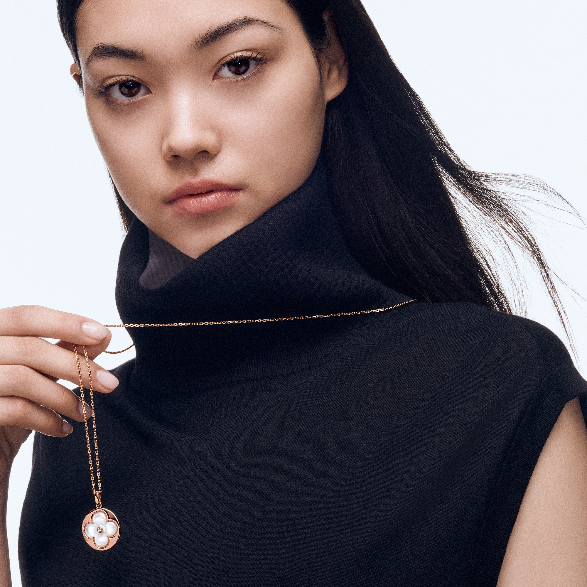 Color Blossom Xl Medallion, Pink Gold, White Mother-Of-Pearl and Diamond  in Jewellery