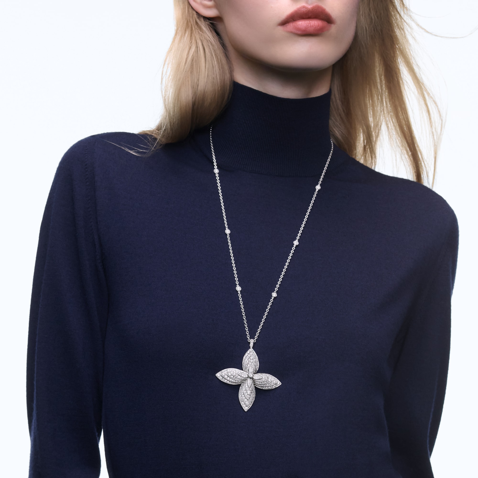 Idylle Blossom Pendant, White Gold & Diamonds  in Les Extraordinaires