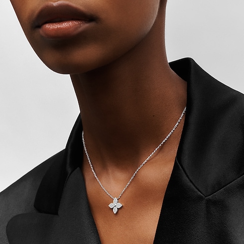 Idylle Blossom Pendant, White Gold And Diamonds in Jewellery's Categories Necklaces and Pendants collections by Louis Vuitton (Product zoom)