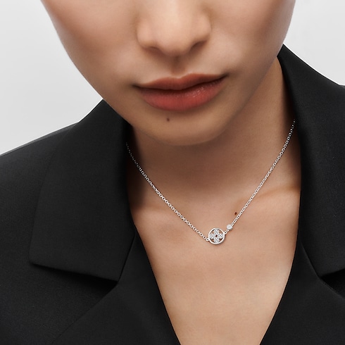 Idylle Blossom Pendant, White Gold And Diamonds in Jewellery's Categories Necklaces and Pendants collections by Louis Vuitton (Product zoom)