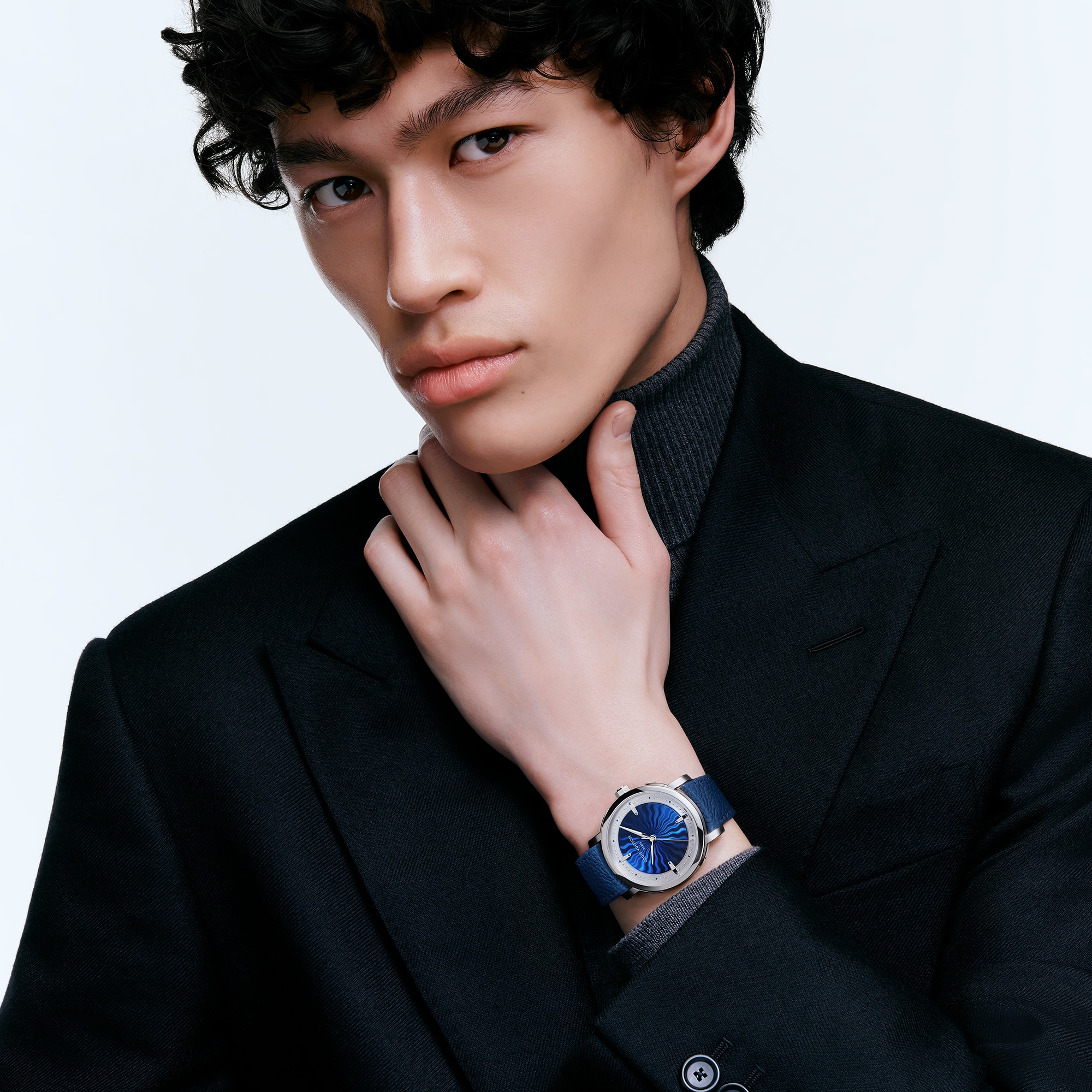 Louis Vuitton Escale, Automatic, 39mm, Platinum  in Watches