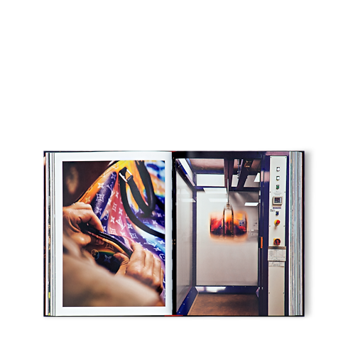 Louis Vuitton Manufactures in Trunks, Travel and Home's Books and Stationery Hard Cover Books collections by Louis Vuitton (Product zoom)