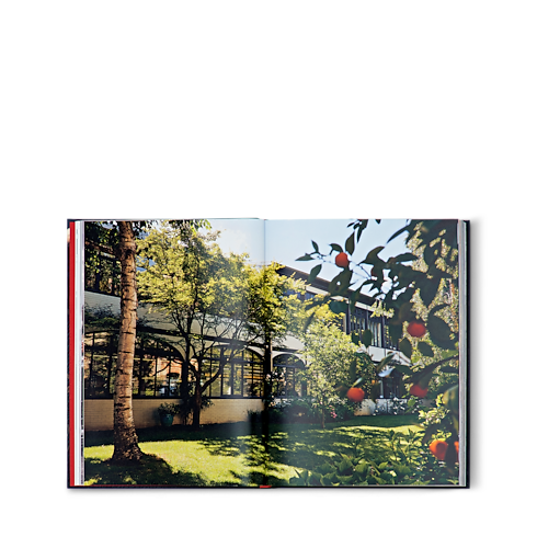 Louis Vuitton Manufactures in Trunks, Travel and Home's Books and Stationery Hard Cover Books collections by Louis Vuitton (Product zoom)