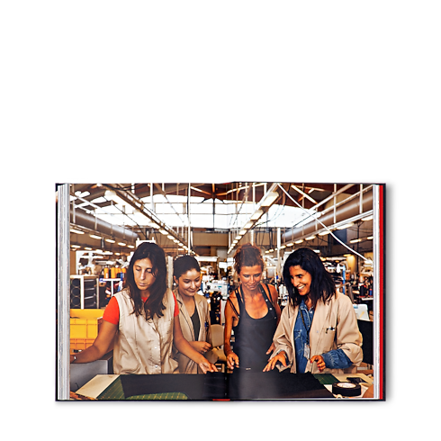 Louis Vuitton Manufactures in Trunks, Travel and Home's Books and Stationery Hard Cover Books collections by Louis Vuitton (Product zoom)