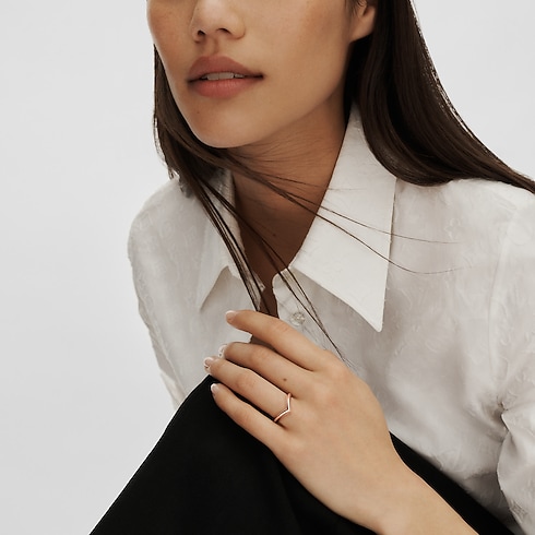 LV Diamonds V Ring, Pink Gold in Jewellery's Categories Wedding Bands collections by Louis Vuitton (Product zoom)