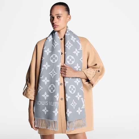 LV Essential Scarf worn view