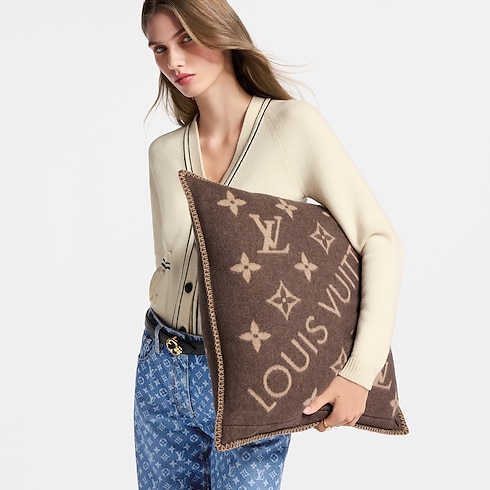 Neo Monogram Cushion worn view