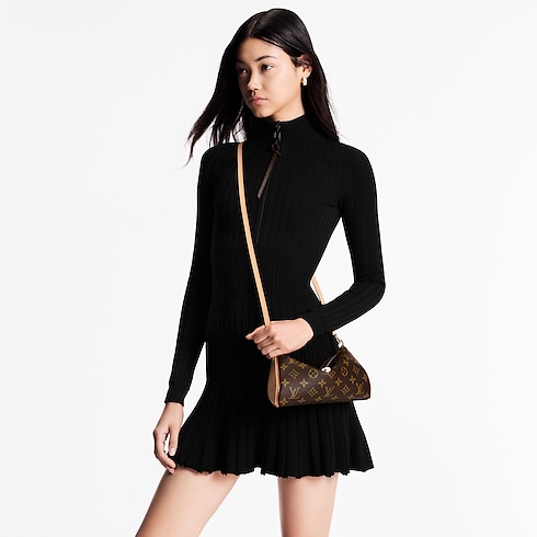 Pochette Tirette Monogram in Women's Wallets and Small Leather Goods Wallets on Chain and Micro Bags collections by Louis Vuitton (Product zoom)