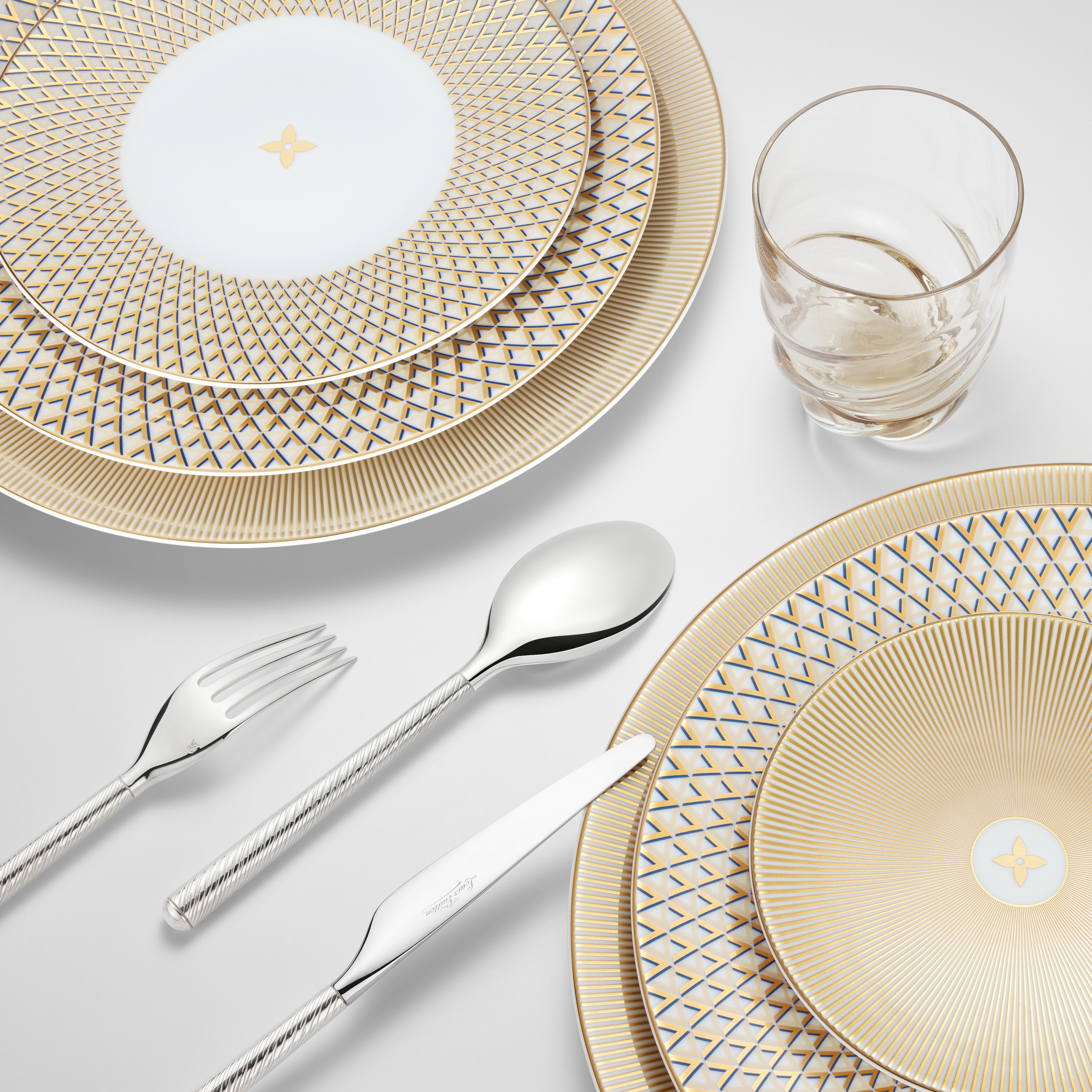 Splendor Set Of 2 Dessert Plates   in Trunks, Travel and Home