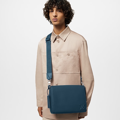 Takeoff Messenger LV Aerogram in New's Holiday Men's Selection collections by Louis Vuitton (Product zoom)