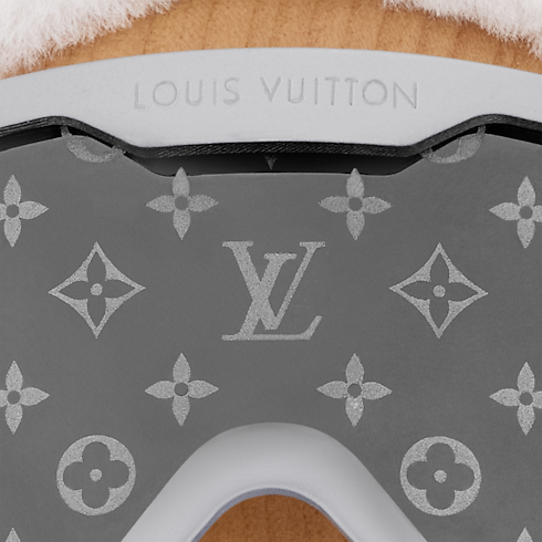Vivienne Ski
. in Trunks, Travel and Home's Sport and Games } collections by Louis Vuitton (Product zoom)